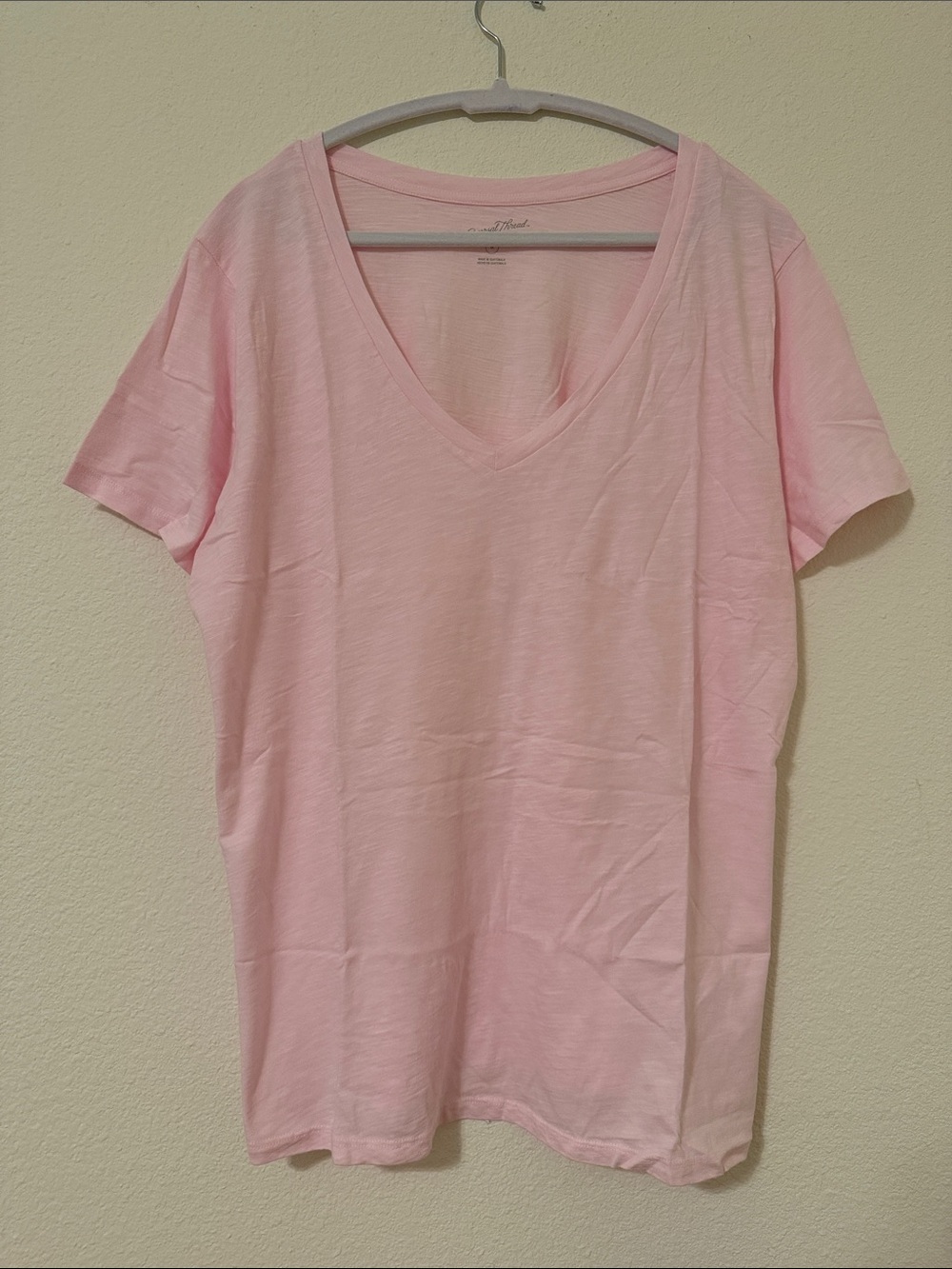 Universal thread size xl pink and white short sleeve v-neck t-shirts NWT